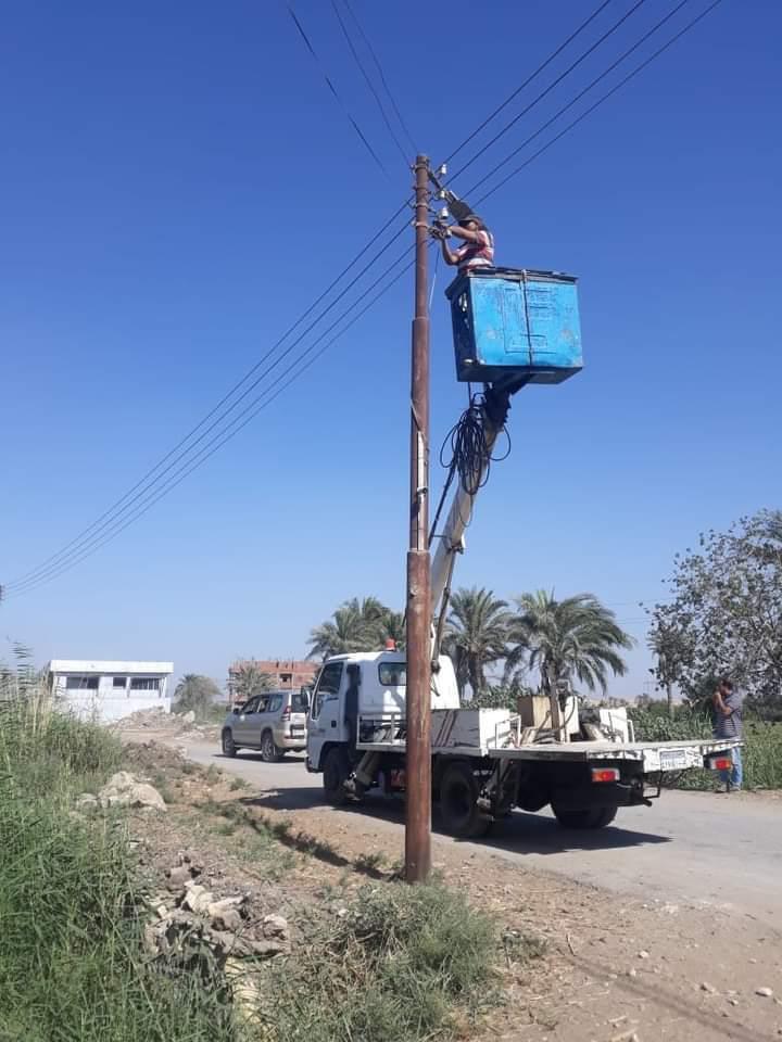 تركيب كشافات إنارة بشوارع الفيوم