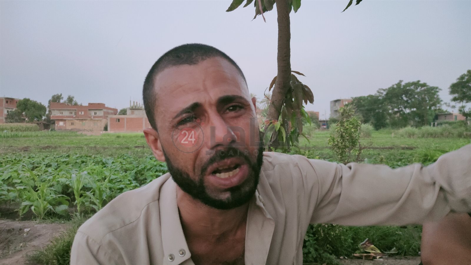 والد الطفل يبكي خلال حديثه للقاهرة 24