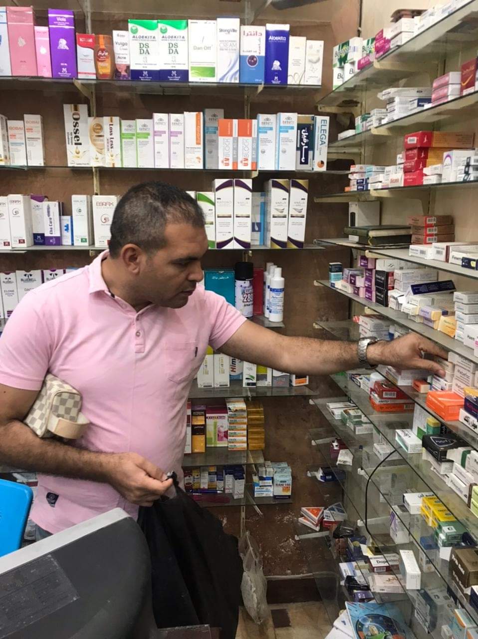 ضبط محل يُدار كمؤسسة صيدلية في الفيوم