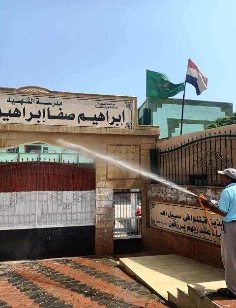رش وتعقيم اللجان استعدادًا لامتحانات الثانوية العامة بالشرقية 01