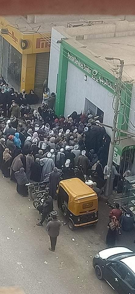 الزحام أمام مكتب بريد كفر صقر