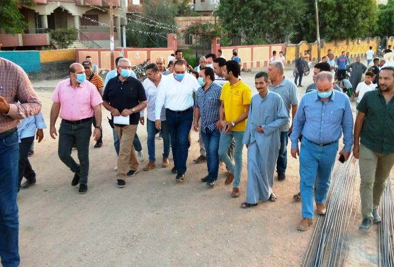 محافظ الشرقية خلال زيارته لقرية ميت ربيعة 3