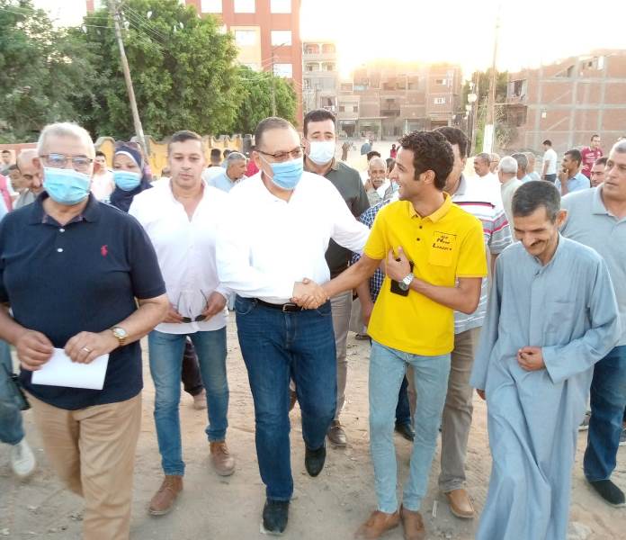 محافظ الشرقية خلال زيارته لقرية ميت ربيعة 4