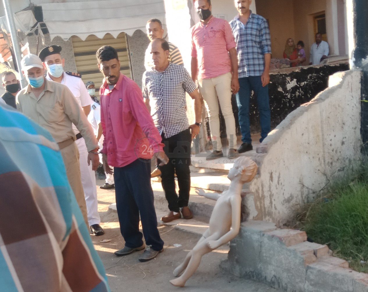 المتهم أثناء تمثيل جريمته 