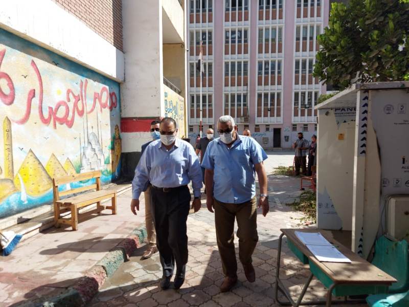 محافظ الشرقية خلال جولته بمدرسة عمر فاروق 2