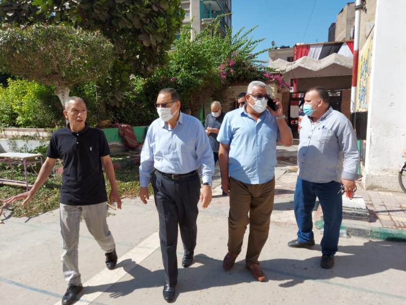 محافظ الشرقية خلال جولته بمدرسة عمر فاروق 3