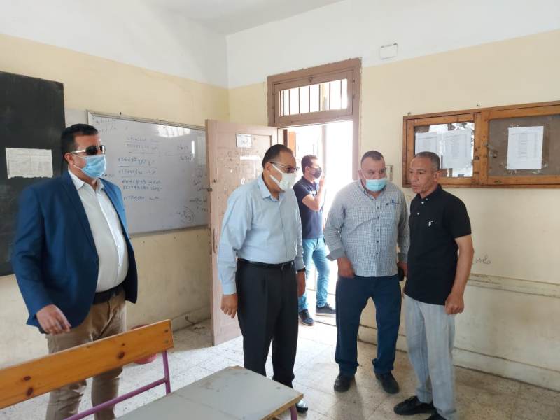 محافظ الشرقية خلال جولته بمدرسة عمر فاروق 4