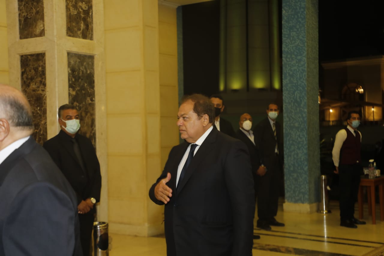 النائب محمد أبو العينين يقدم واجب العزاء (2)