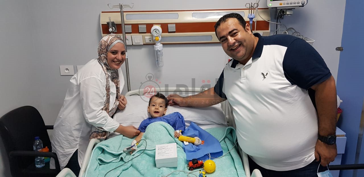 الطفل آسر بعد نجاح عملية حقنه