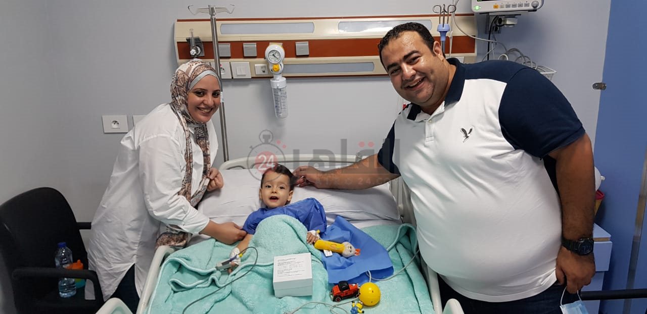 الطفل آسر بعد نجاح عملية حقنه