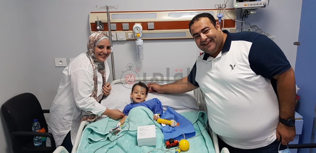 الطفل آسر بعد نجاح عملية حقنه