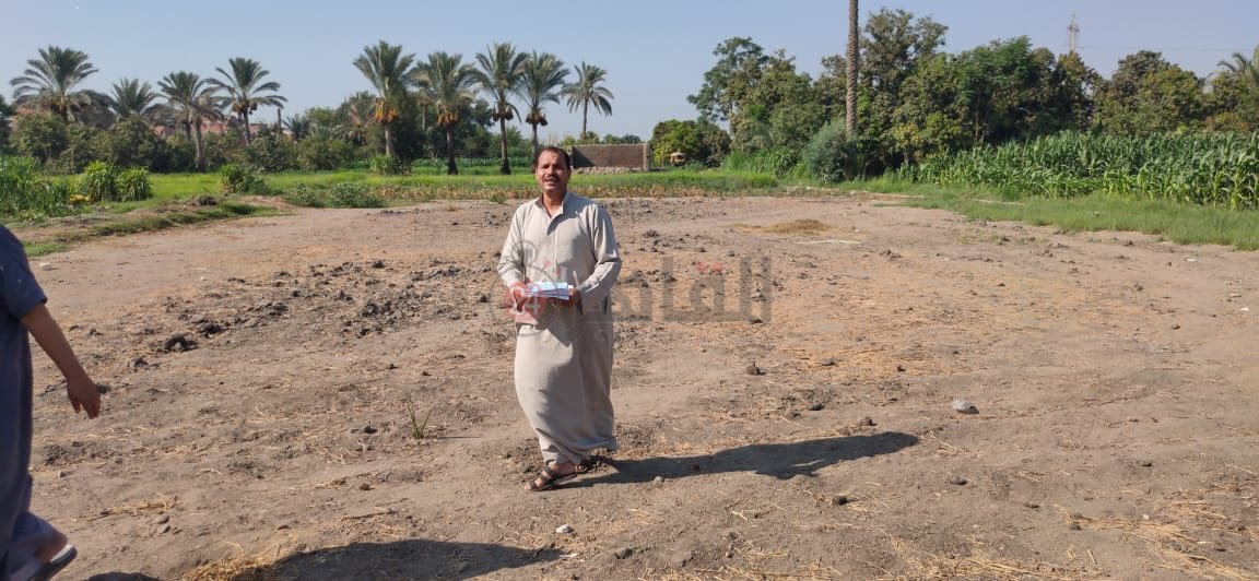 الفلاح الشاكي وسط أرضه