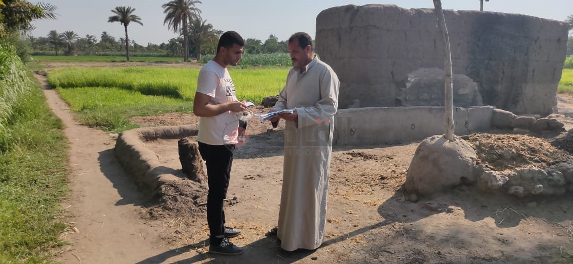 صاحب الأرض يعرض مستنداتها لمراسل القاهرة 24