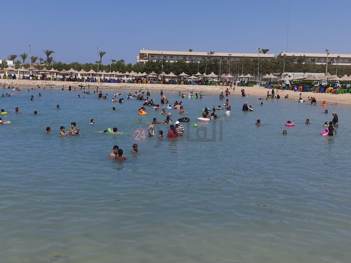 إقبال كثيف على شواطئ الغردقة فى العطلة الأسبوعية