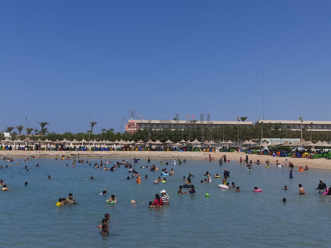 إقبال كثيف على شواطئ الغردقة فى العطلة الأسبوعية