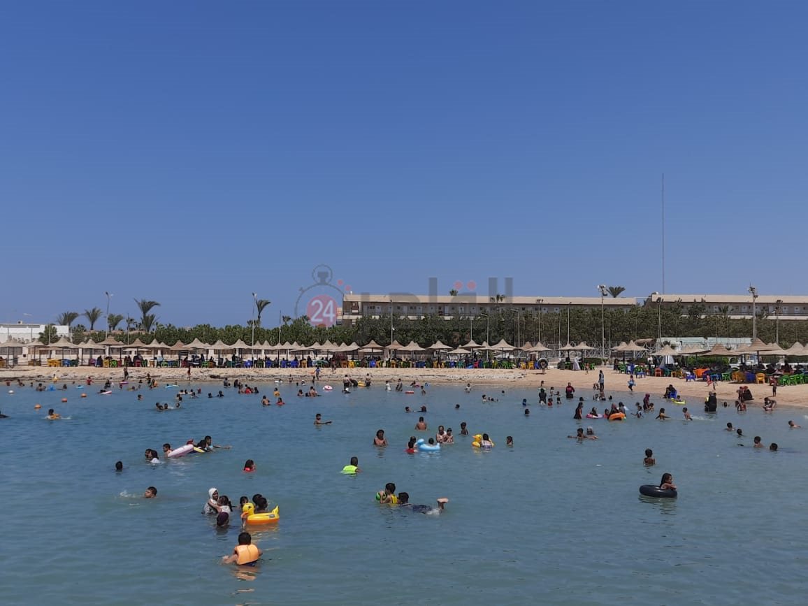 إقبال كثيف على شواطئ الغردقة فى العطلة الأسبوعية