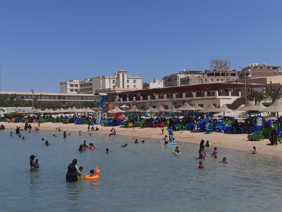 إقبال كثيف على شواطئ الغردقة فى العطلة الأسبوعية