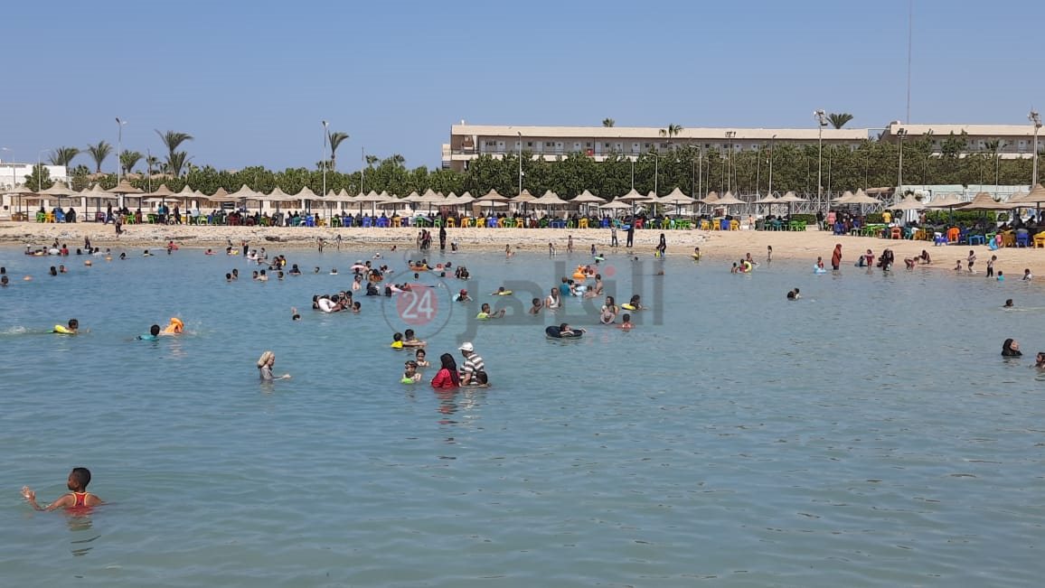 إقبال كثيف على شواطئ الغردقة فى العطلة الأسبوعية