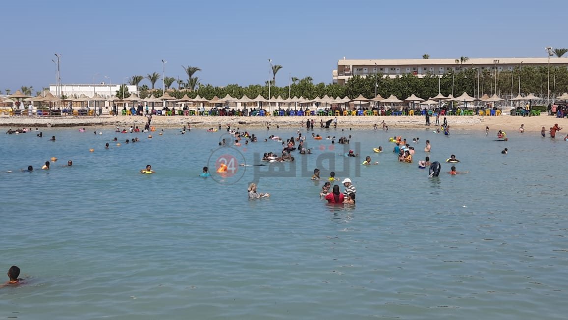 إقبال كثيف على شواطئ الغردقة فى العطلة الأسبوعية