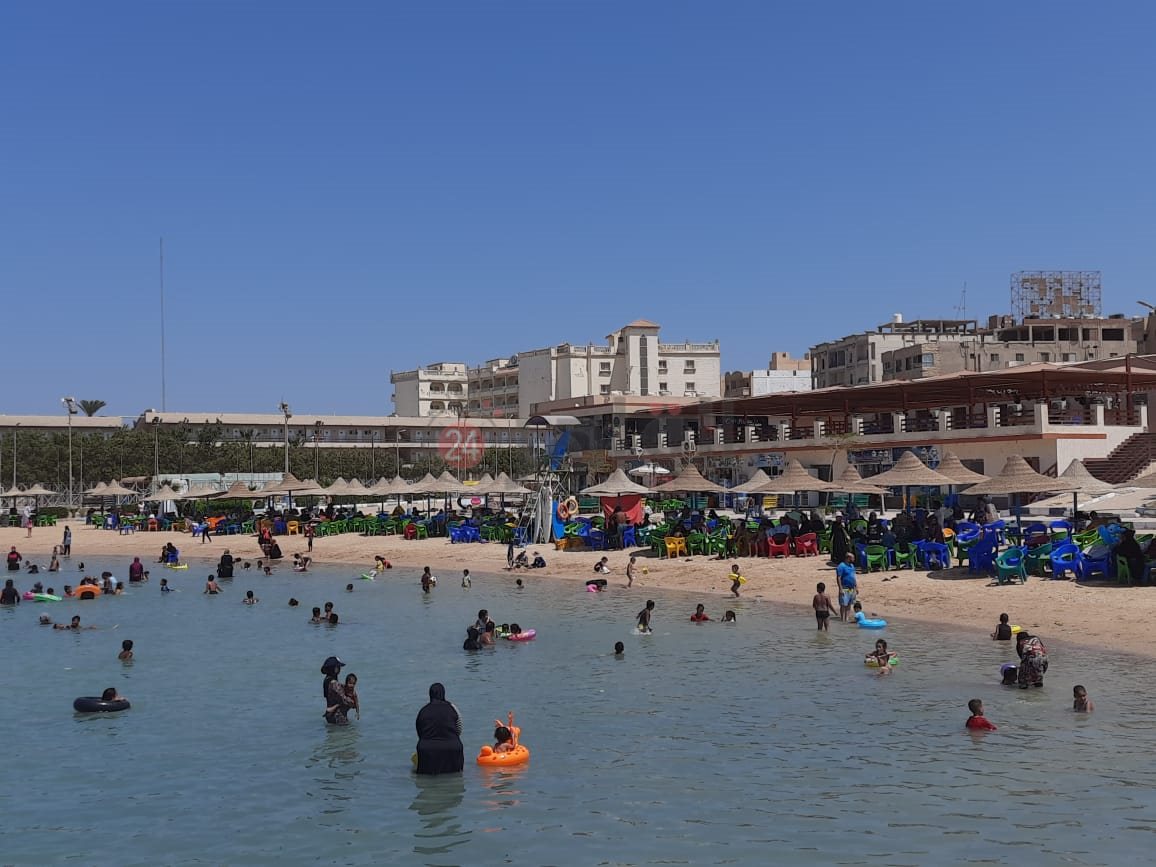 إقبال كثيف على شواطئ الغردقة فى العطلة الأسبوعية