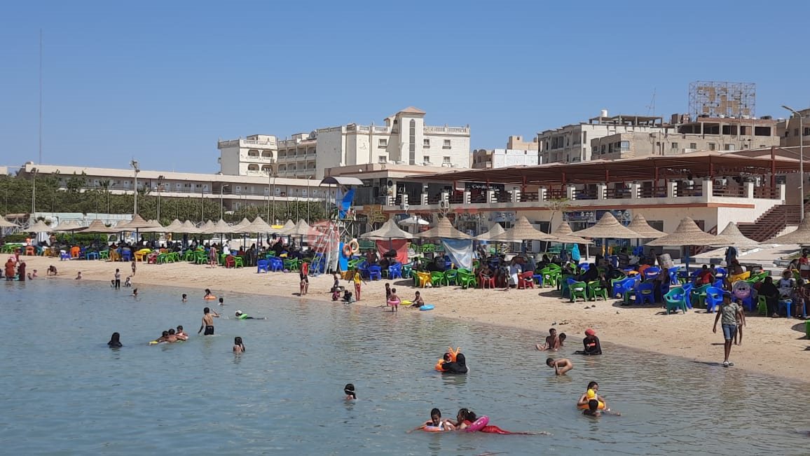 إقبال كثيف على شواطئ الغردقة فى العطلة الأسبوعية