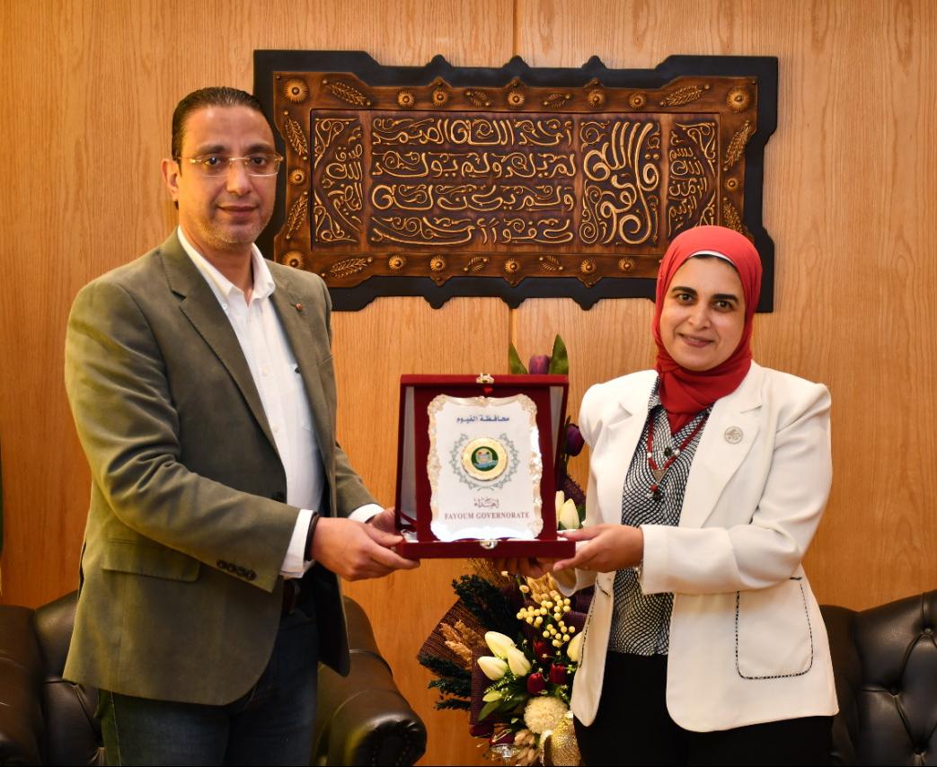 محافظ الفيوم يُكرم متدربة البرنامج الرئاسي لتأهيل التنفيذيين للقيادة
