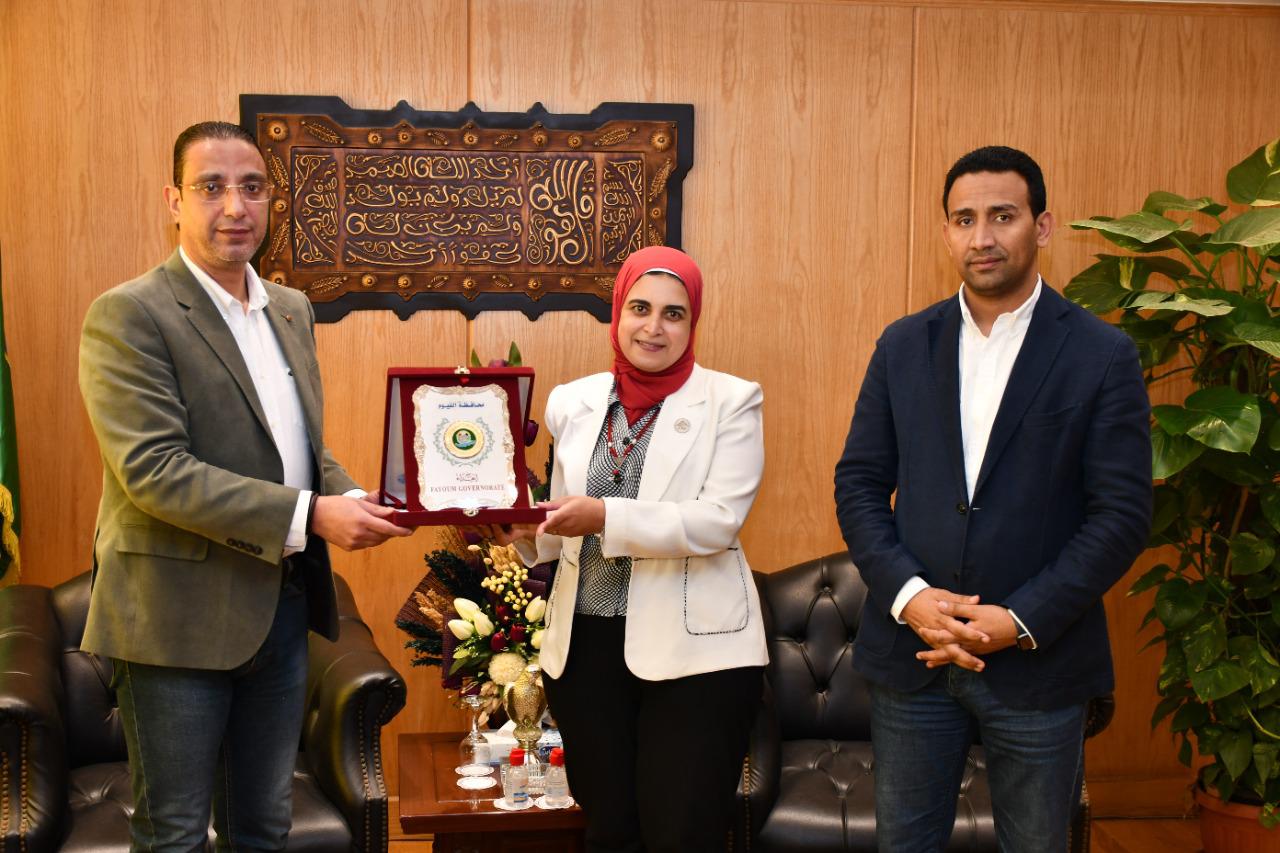 محافظ الفيوم يُكرم متدربة البرنامج الرئاسي لتأهيل التنفيذيين للقيادة