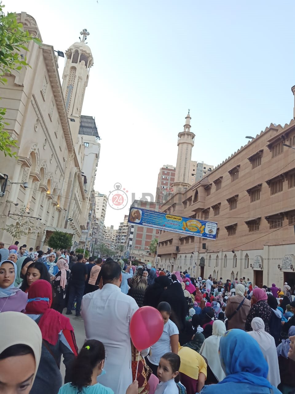  الآلاف يؤدون صلاة عيد الأضحى في ساحة كنيسة القديسين بالإسكندرية