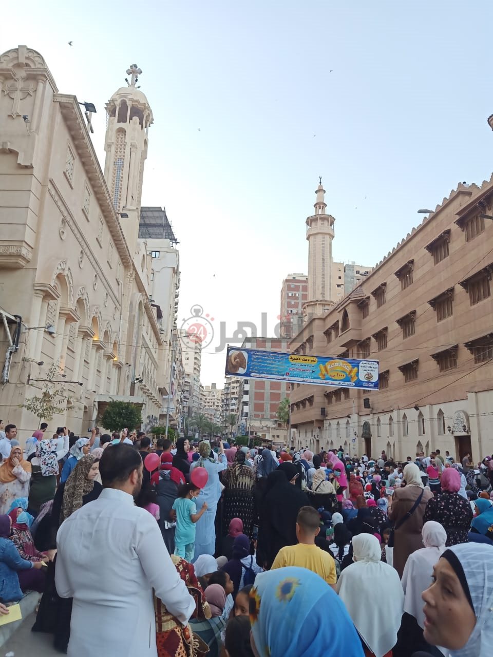  الآلاف يؤدون صلاة عيد الأضحى في ساحة كنيسة القديسين بالإسكندرية