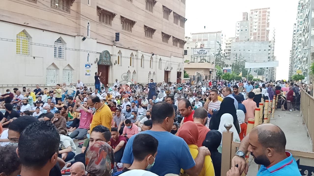  الآلاف يؤدون صلاة عيد الأضحى في ساحة كنيسة القديسين بالإسكندرية