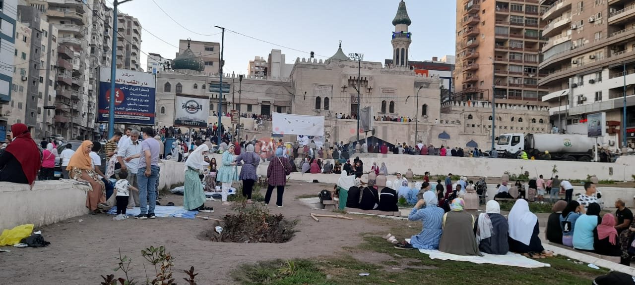 الآلاف يؤدون صلاة العيد بمساجد الإسكندرية