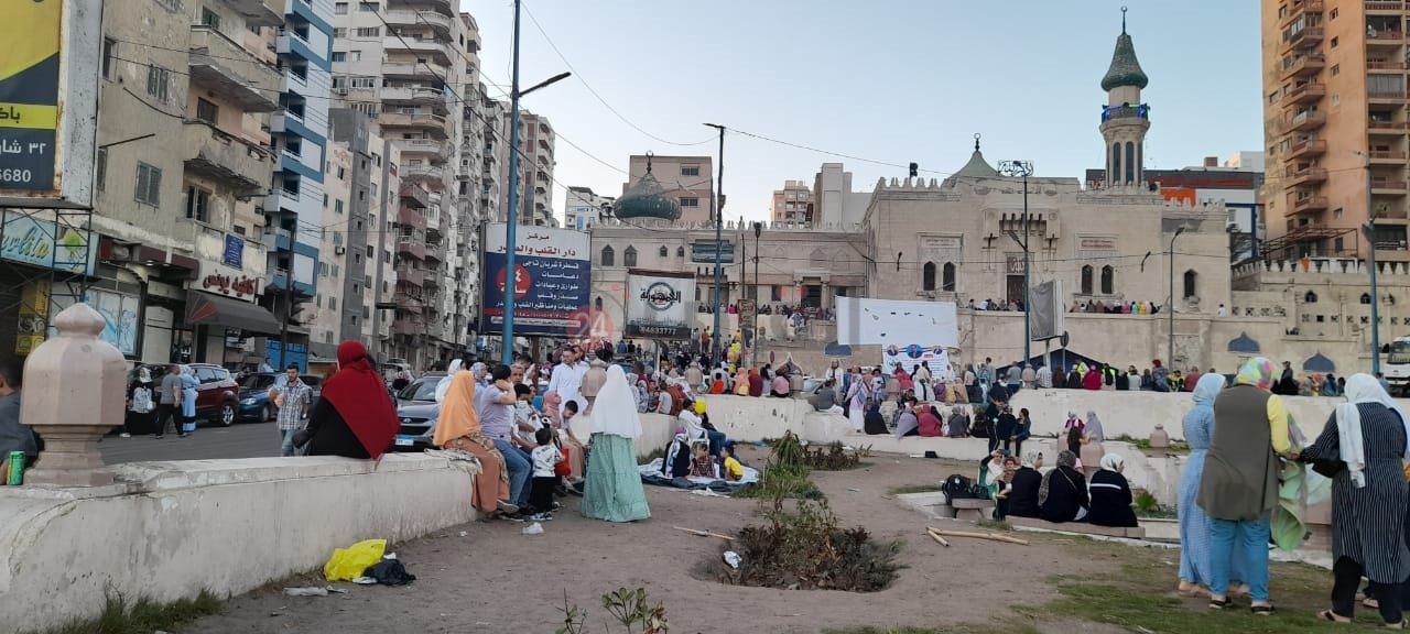 الآلاف يؤدون صلاة العيد بمساجد الإسكندرية