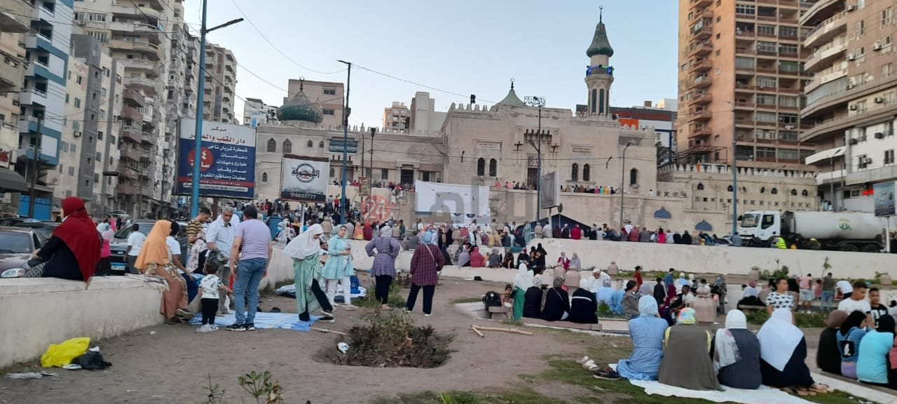 الآلاف يؤدون صلاة العيد بمساجد الإسكندرية