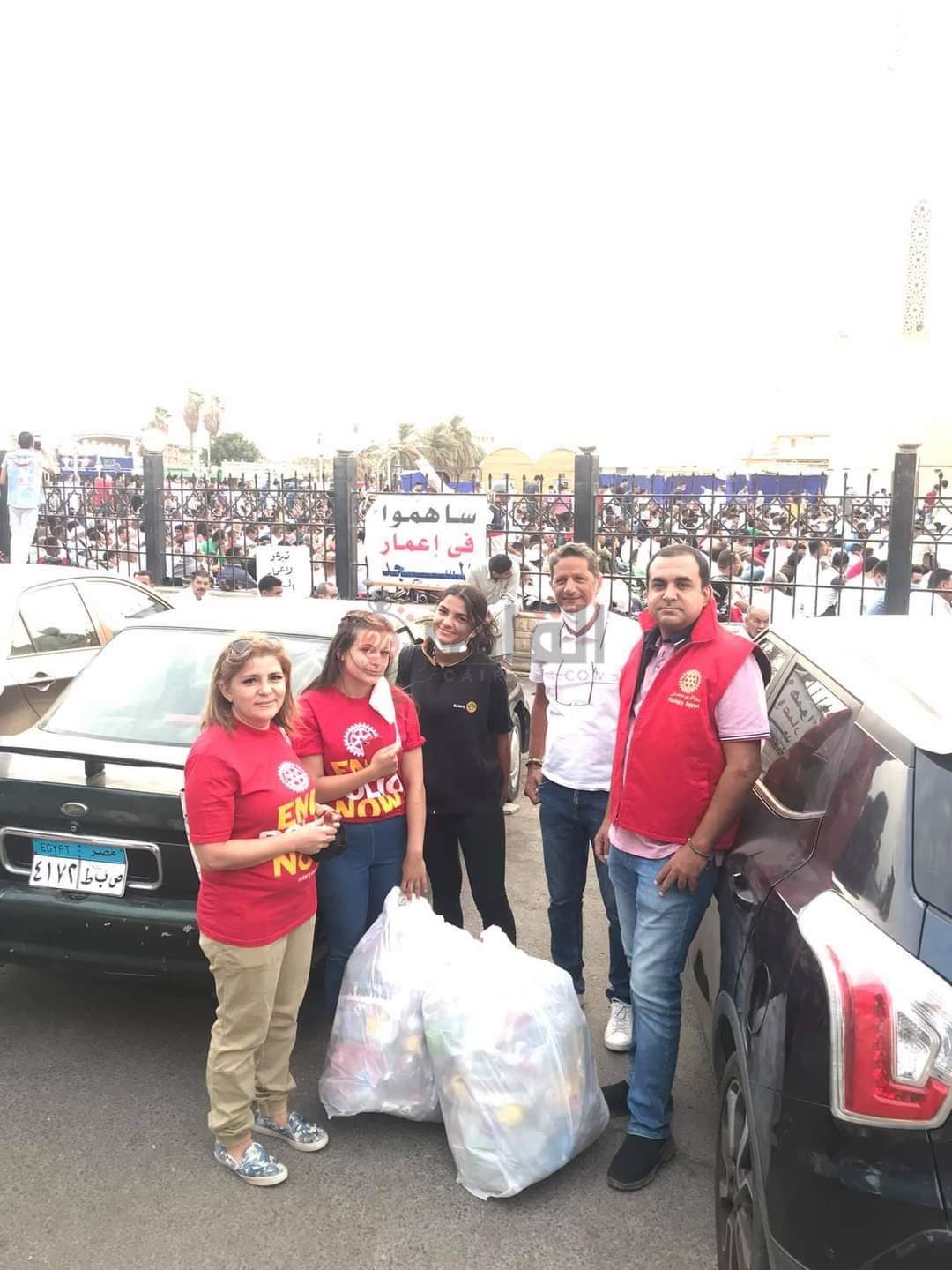 هدايا على الأطفال عقب الانتهاء من مسجد الميناء بالغردقة