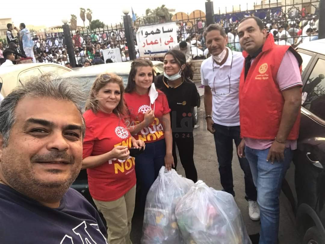 هدايا على الأطفال عقب الانتهاء من مسجد الميناء بالغردقة