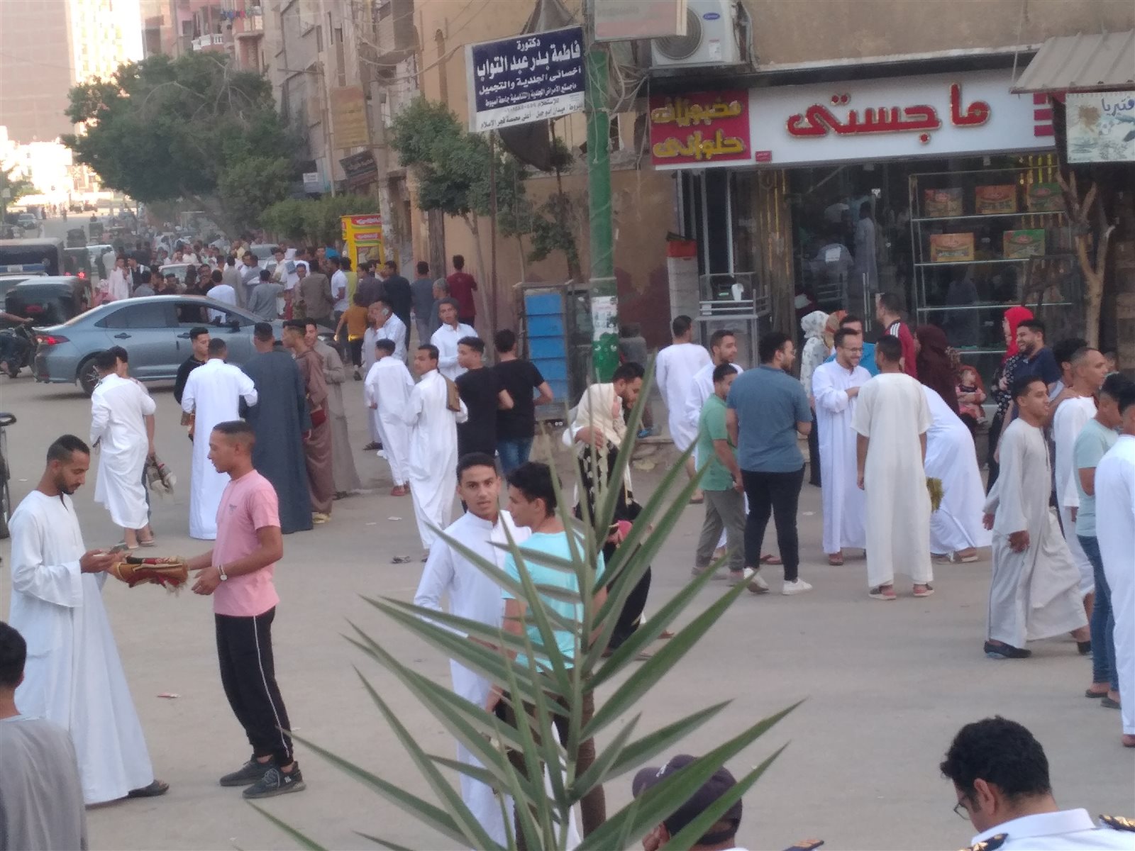 إزدحام وتكدس المواطنين بشوارع أسيوط 