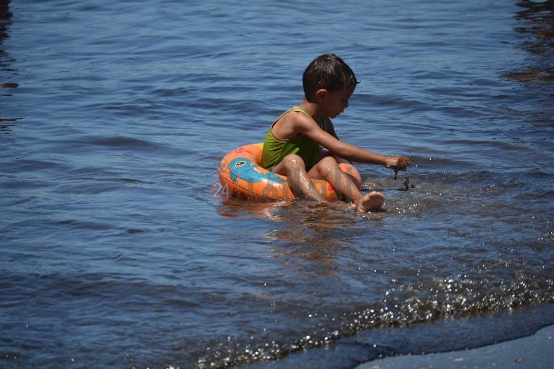 السواد يكسو مياه شاطئ بورسعيد