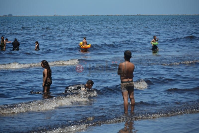 السواد يكسو مياه شاطئ بورسعيد