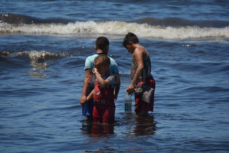 السواد يكسو مياه شاطئ بورسعيد