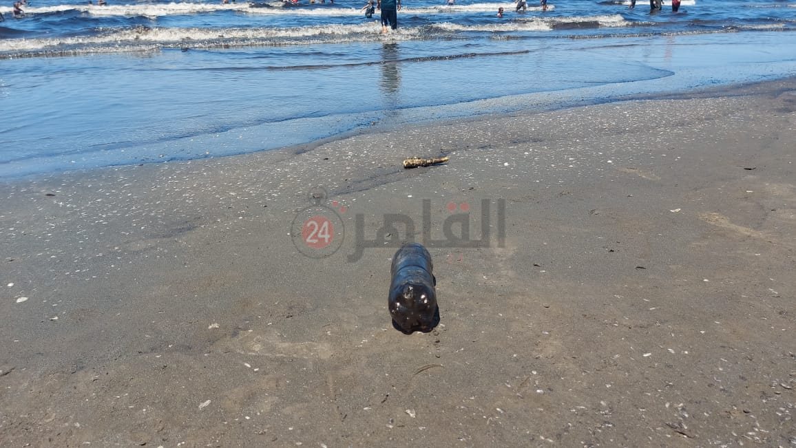 السواد يكسو مياه شاطئ بورسعيد