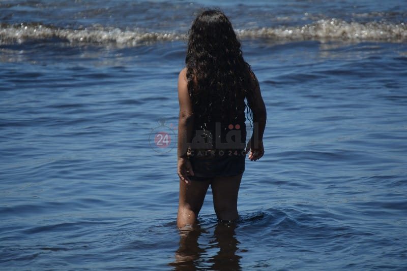 السواد يكسو مياه شاطئ بورسعيد