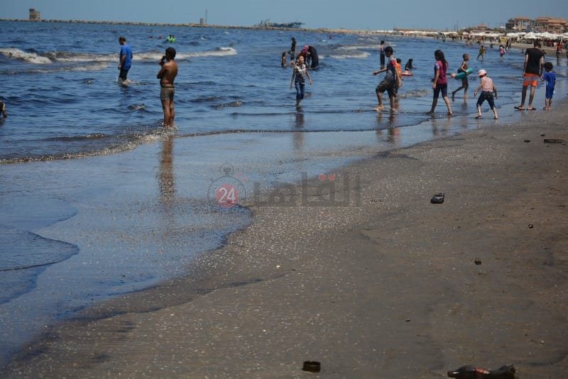 السواد يكسو مياه شاطئ بورسعيد