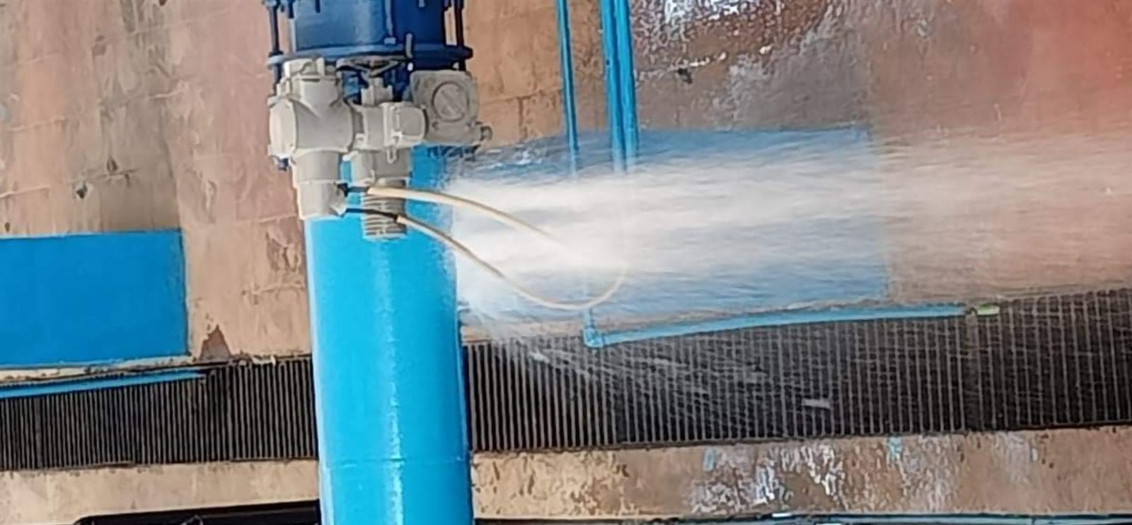 شرخ بخط طرد محطة مياه كفر الصعيدي 1