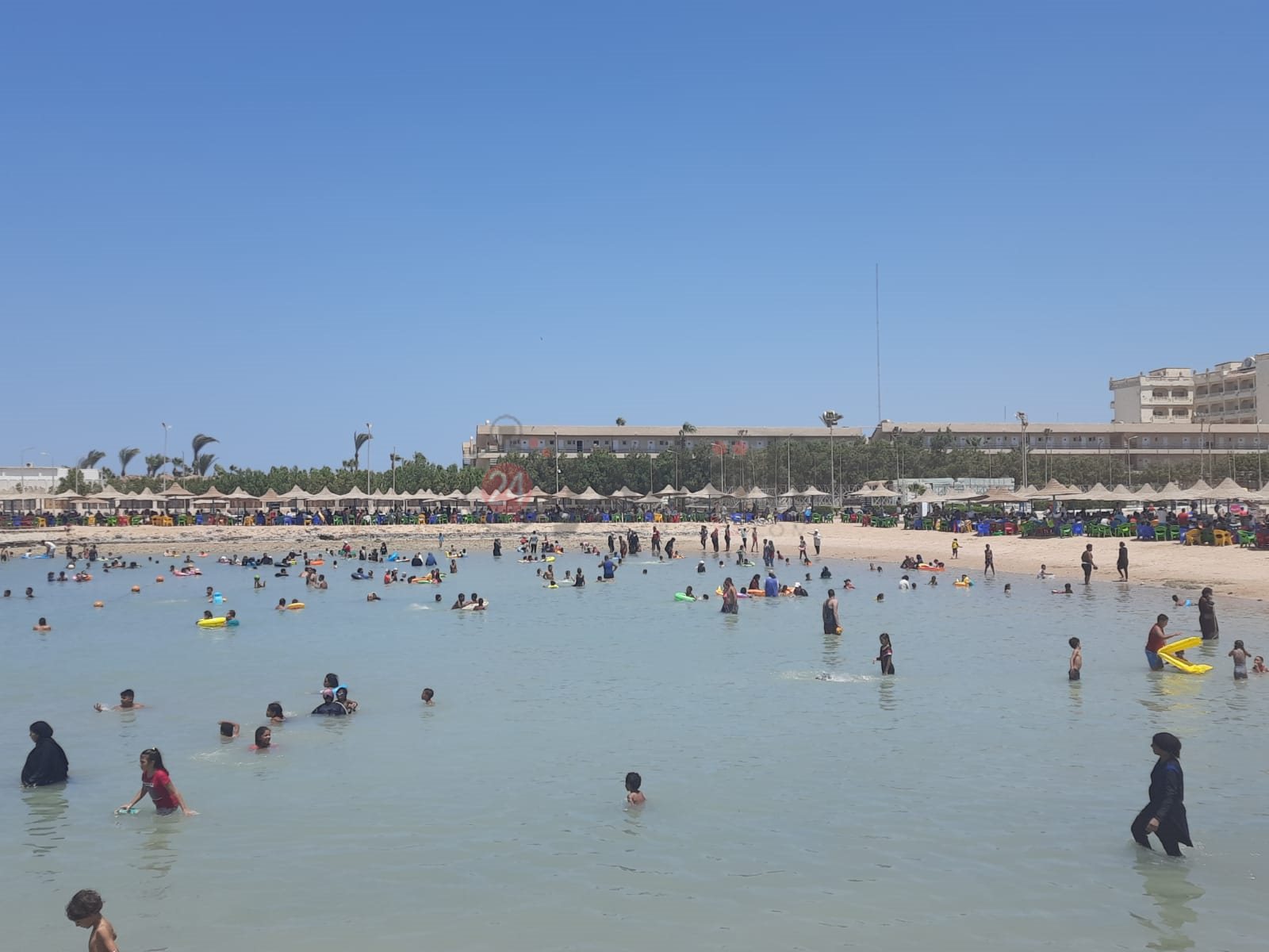 زحام على شواطئ الغردقة