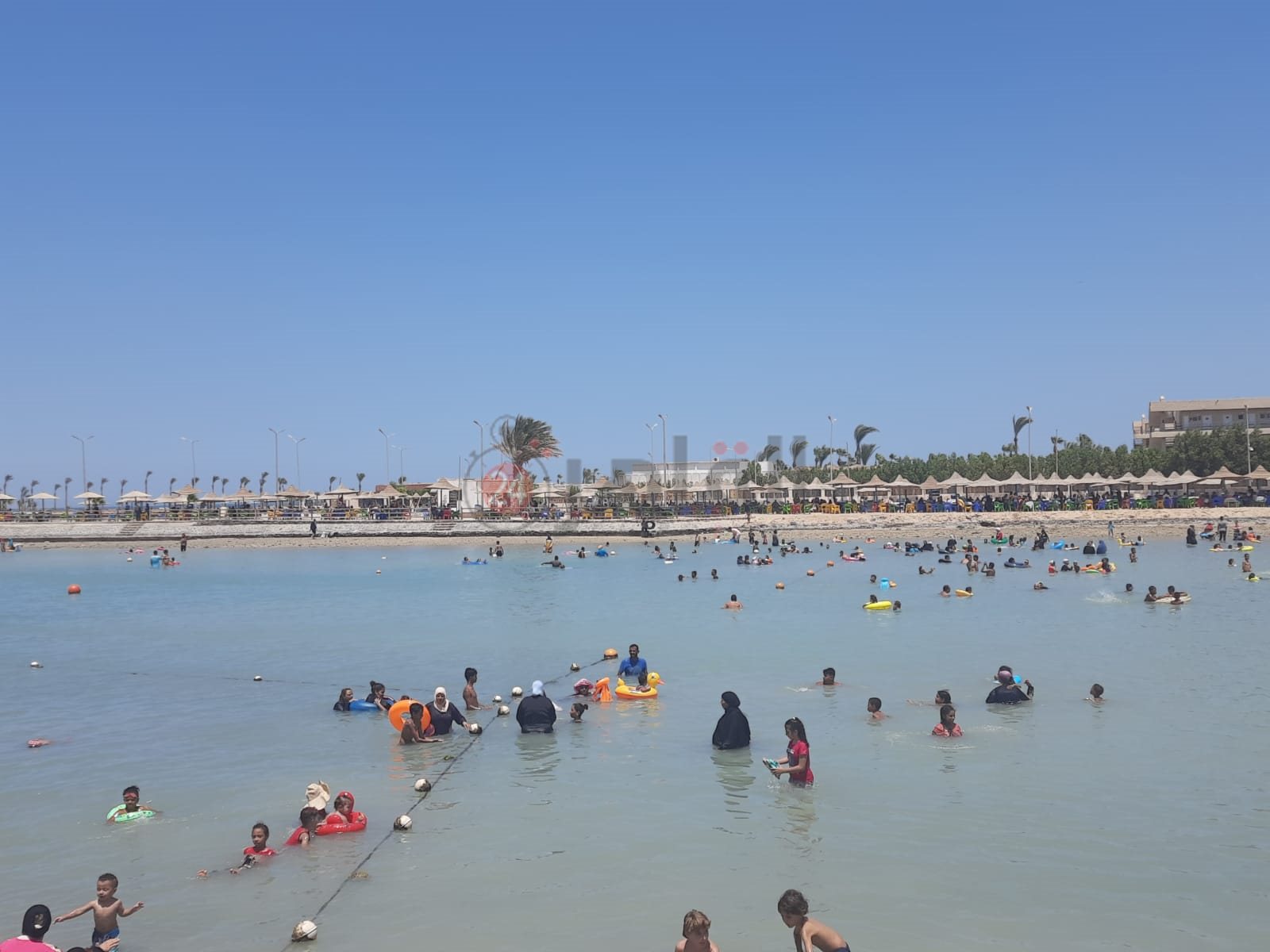 زحام على شواطئ الغردقة