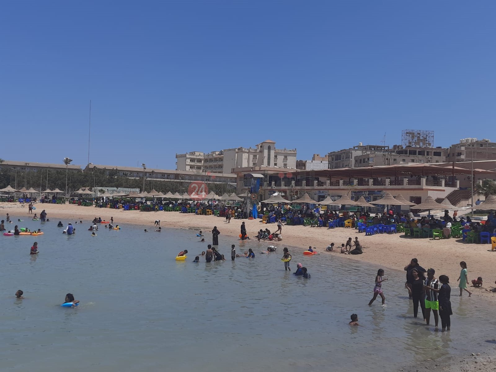 زحام على شواطئ الغردقة