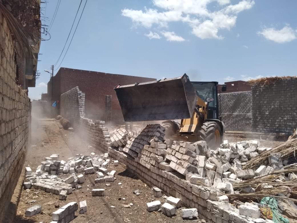 إزالة تعديات على الأراضي الزراعية في الفيوم