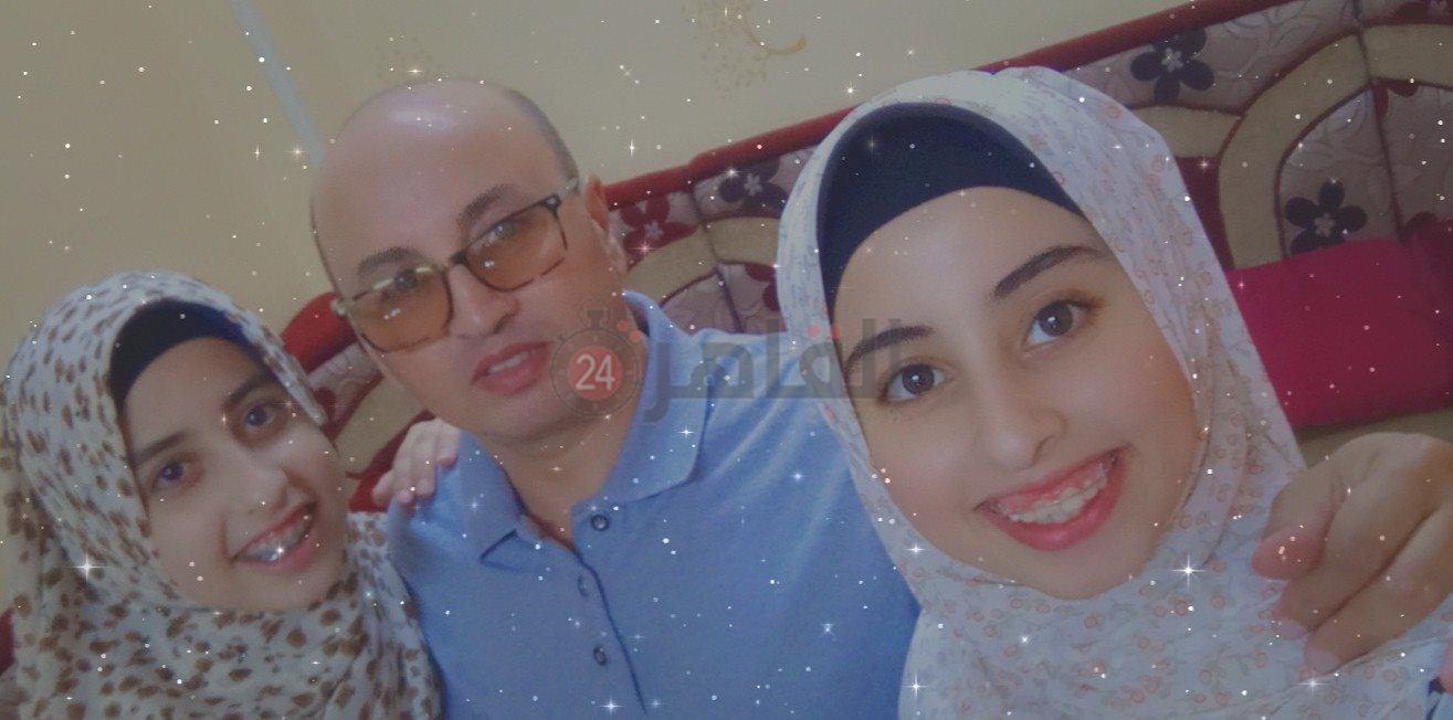 فاطمة مع والدها وشقيقتها