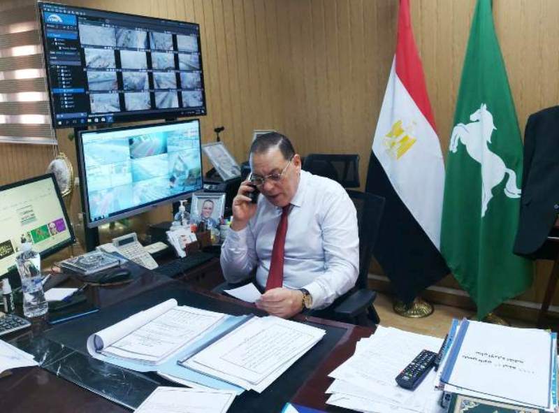 محافظ الشرقية يهنيء الطالبة الأولى على الجمهورية بالدبلومات الفنية 01