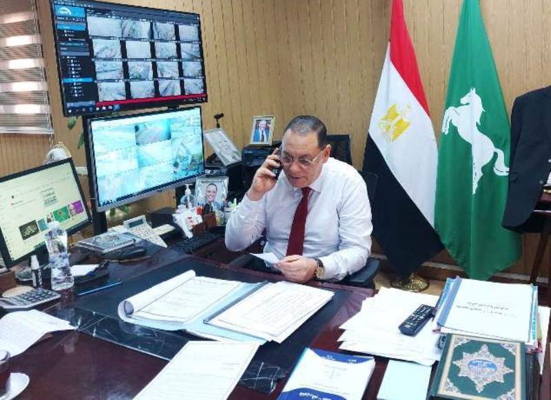 محافظ الشرقية يهنيء الطالبة الأولى على الجمهورية بالدبلومات الفنية 02